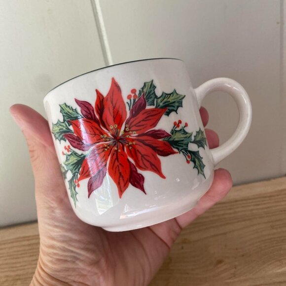 Holly Leaf Christmas coffee mug - Picture 1 of 7